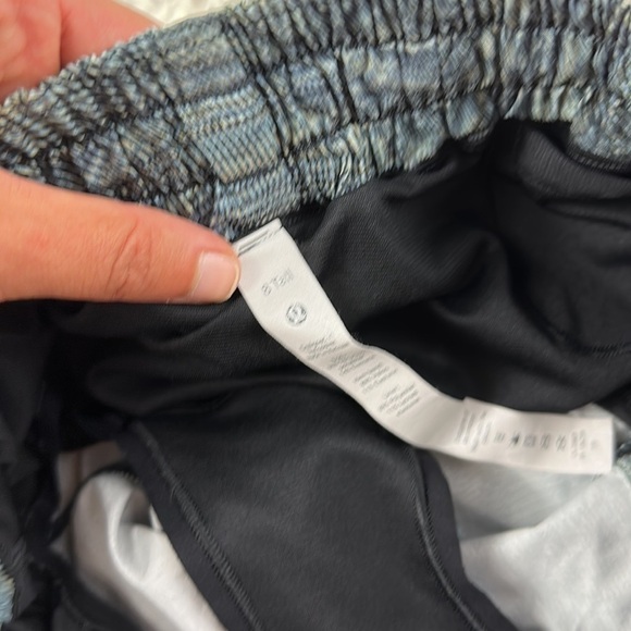 Lululemon Hotty Hot Low Rise Short 4" Dimensional Icing Blue Multi / Black - Picture 3 of 5